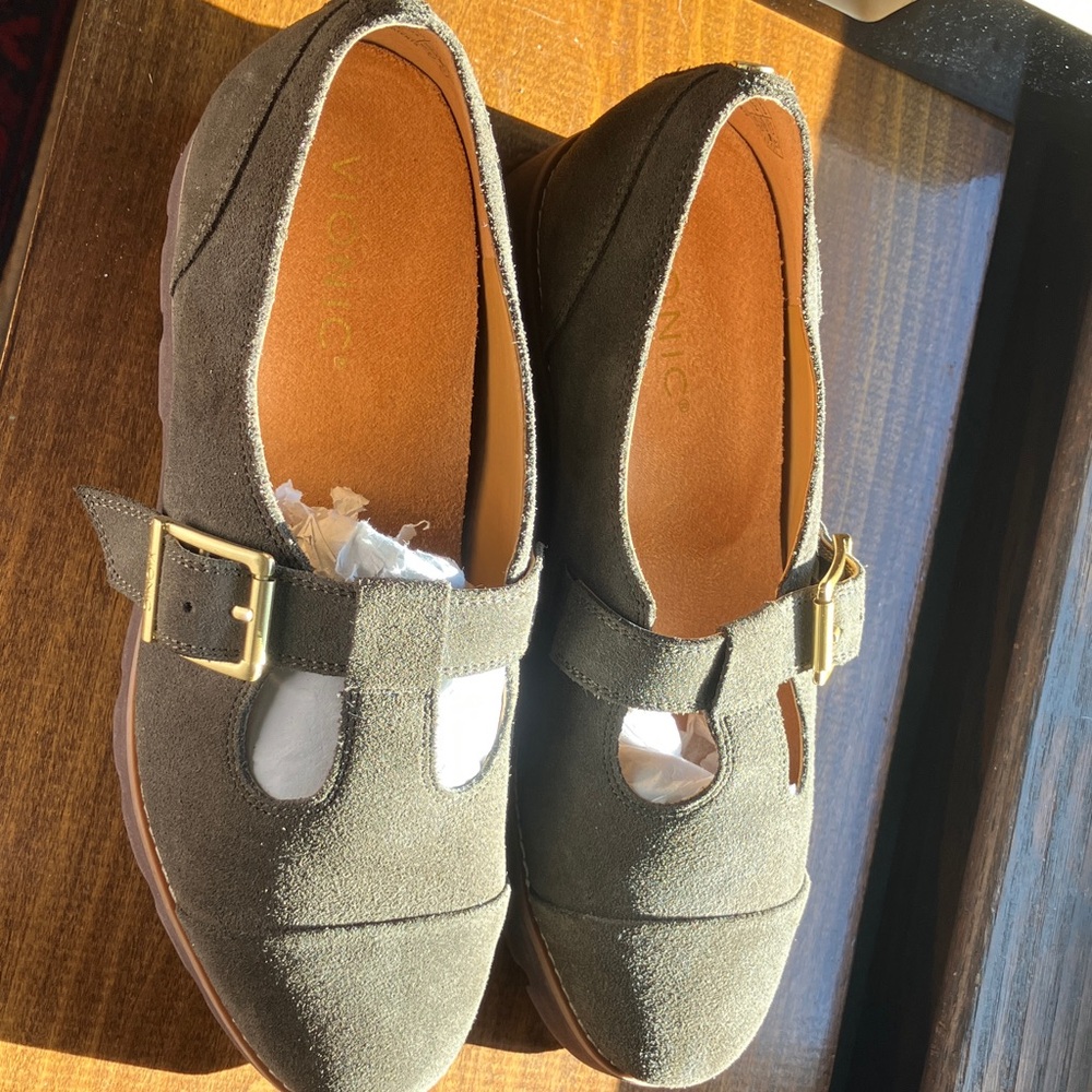 Vionic Green Suede Mary Jane Flats
